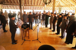 Prosesi pelantikan 13 pejabat eselon II Kuningan.